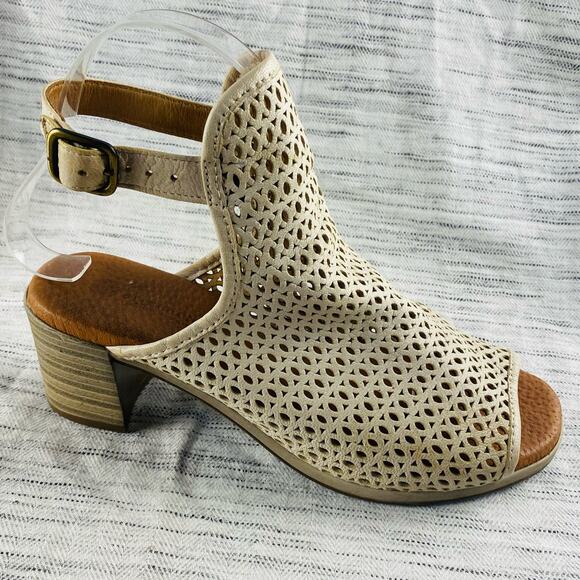 Eric‎ Michael Tiffany Laser Cut Peep Toe Ivory Cream Block Heel Sandals 37/7 - Picture 1 of 10